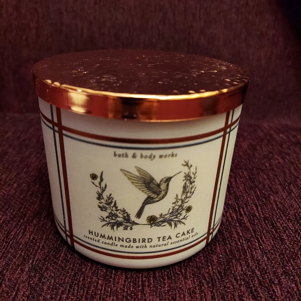 Hummingbird tea cake candle by bath and body works
